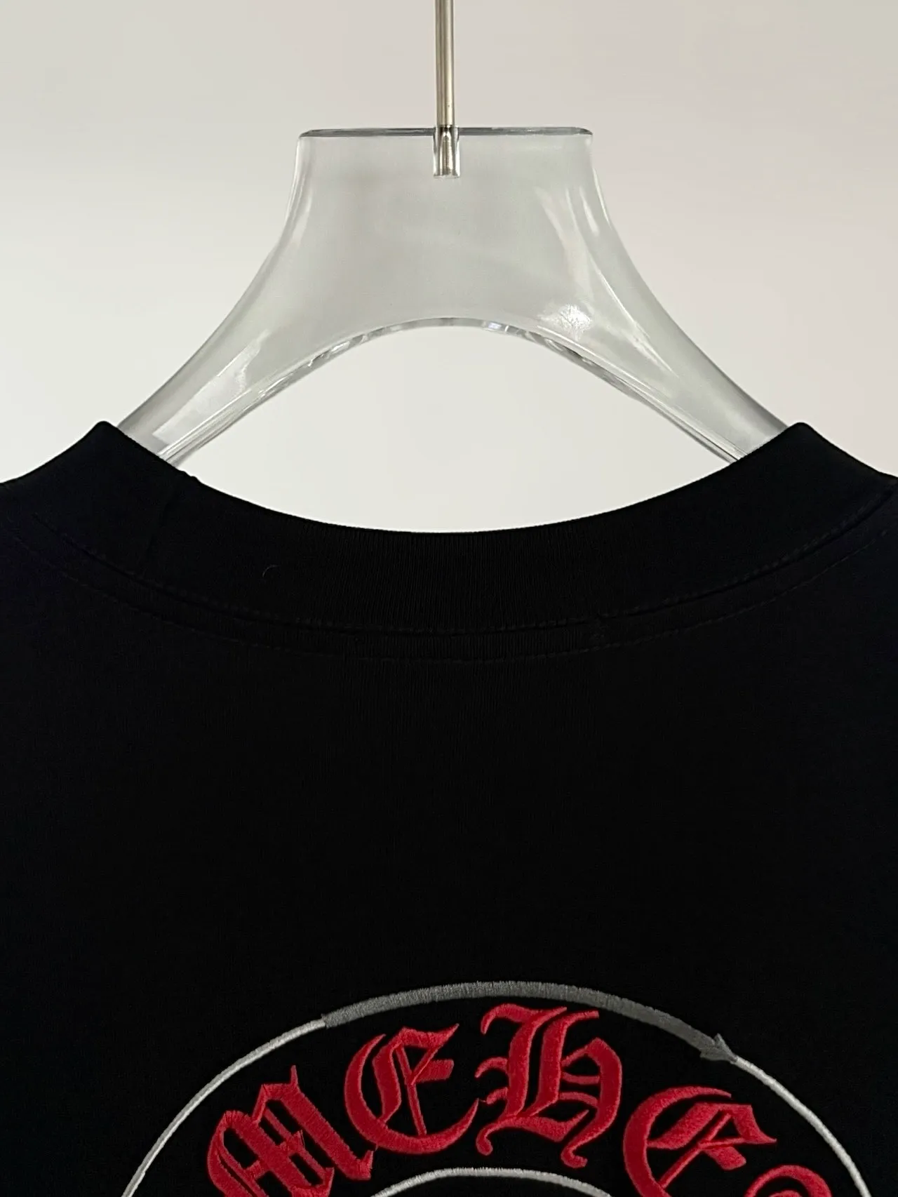 P150 [High Quality] Chrome Hearts New embroidered horseshoe logo brand logo on the front and rear panels are designed with heavy craftsmanship of 100,000 needle embroidery. High-end customized 32-count 280g fabric. Soft to the touch. Comfortable to wear. Exquisite stitching. Fine workmanship. The upper body effect is incomparably handsome! Same style for men and women, color: white, black size: S to xL